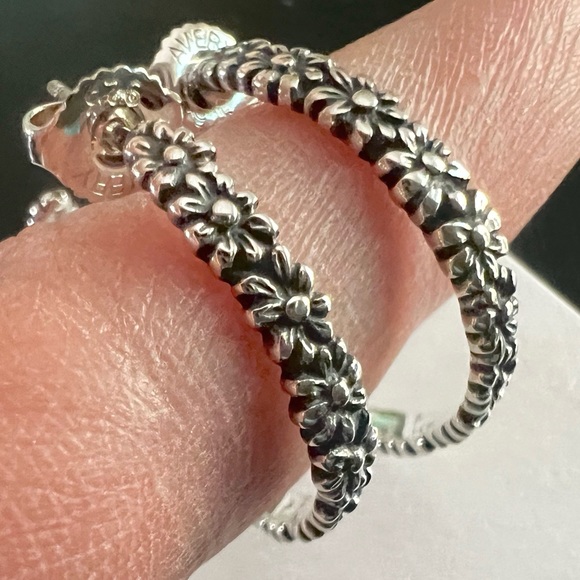 Retired James Avery Delicate Margarita Spanish Daisy hoop earrings. NEW. - Picture 4 of 9